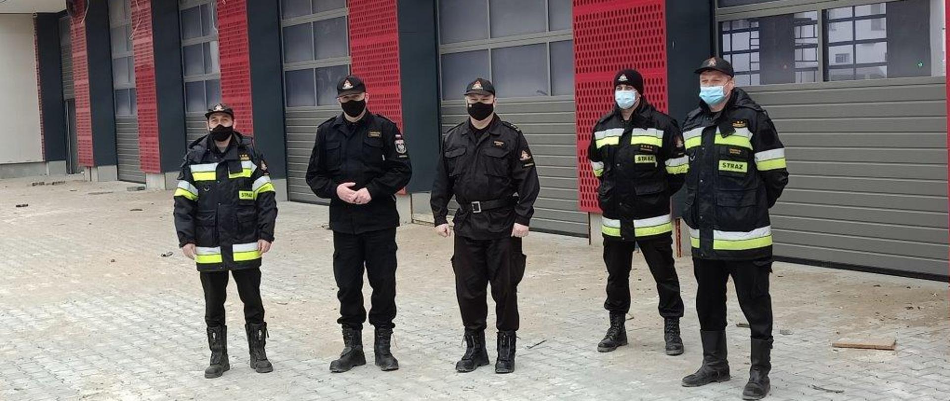 Wizyta Zachodniopomorskiego Komendanta Wojewódzkiego PSP na budowie JRG-1 Koszalin. W tle nowo budowana jednostka.