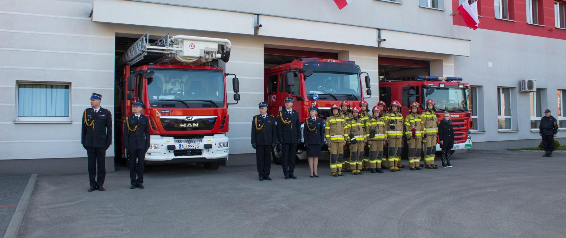 Uroczysta zmiana służby z okazji Dnia Flagi Rzeczypospolitej Polskiej