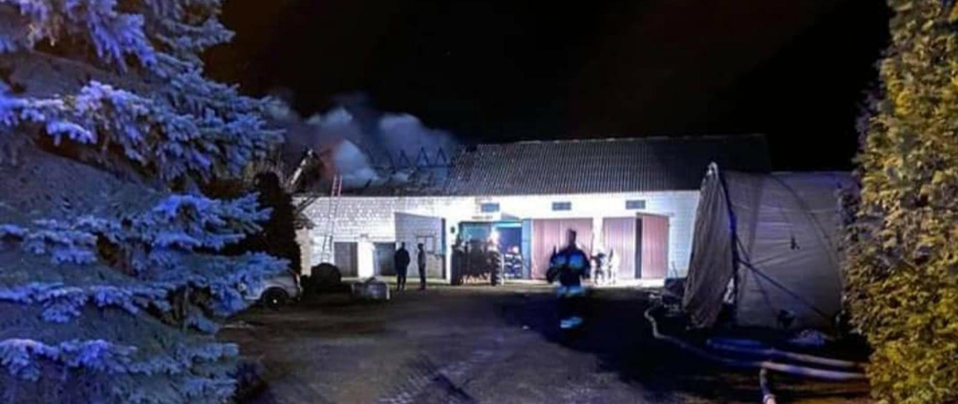 Zdjęcie stodoły z której wydobywa się dym