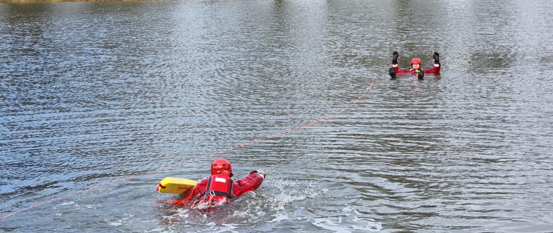 Próba dotarcia ratownika do poszkodowanego w wodzie
