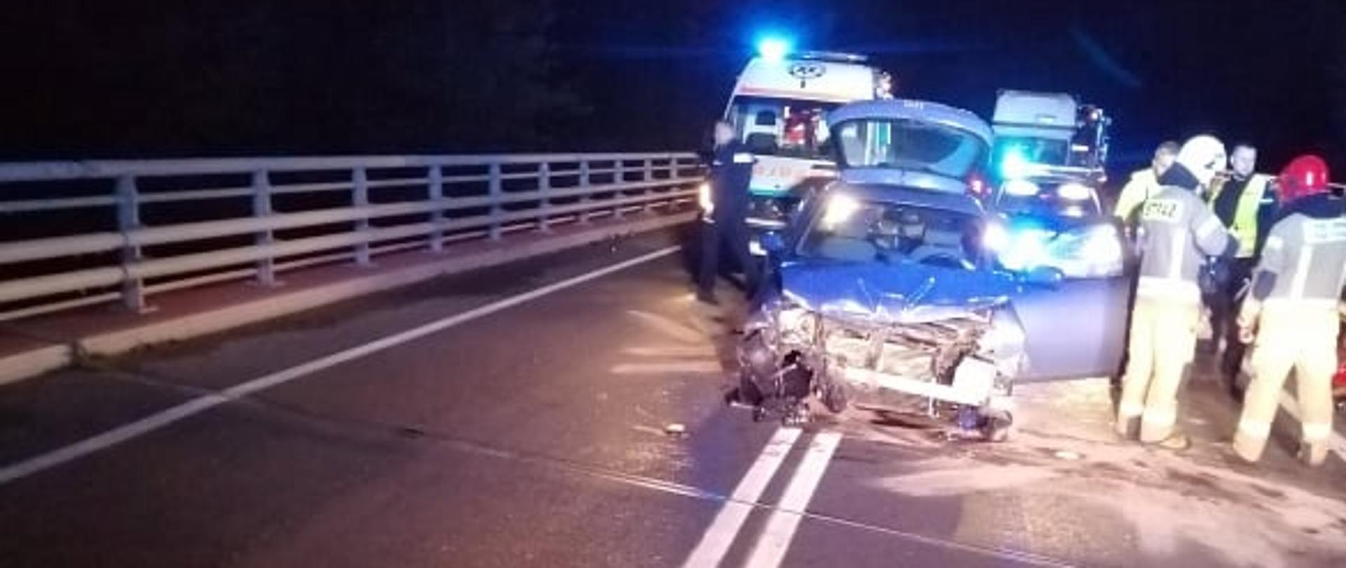 Na zdjęciu widać rozbity pojazd oraz służby ratunkowe 