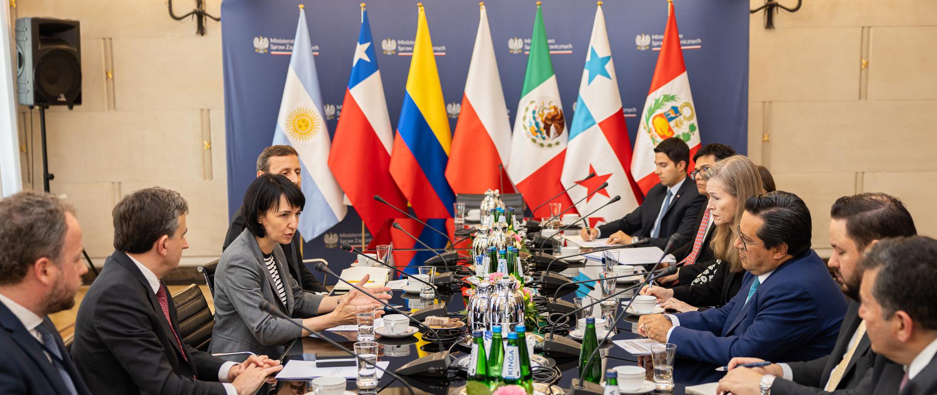 Reunión de la Subsecretaria de Estado Henryka Mościcka-Dendys con Embajadores y Cónsules de países latinoamericanos
