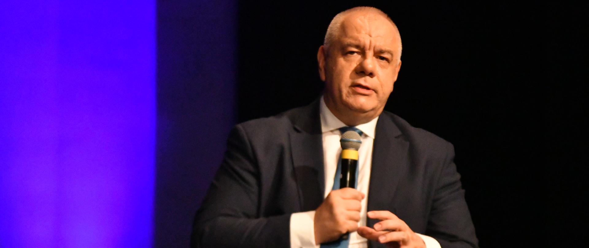 Wicepremier Jacek Sasin przemawia przez mikrofon. 