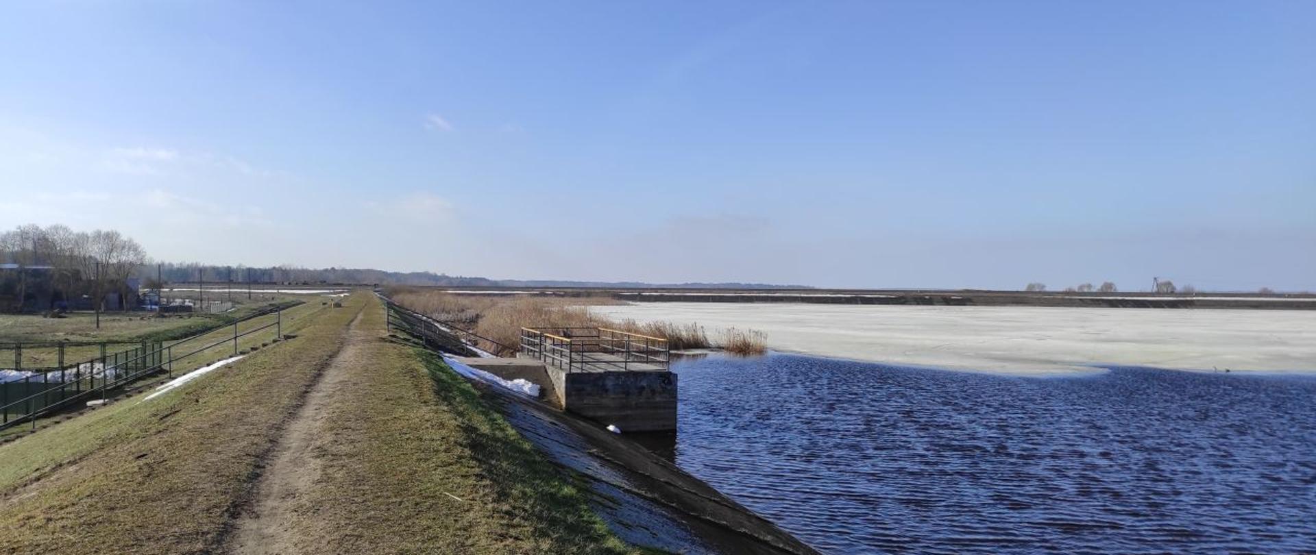 Widoczny zalew Siemianówka, częściowo z pokrywą lodową oraz wał przeciwpowodziowy