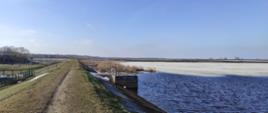Widoczny zalew Siemianówka, częściowo z pokrywą lodową oraz wał przeciwpowodziowy