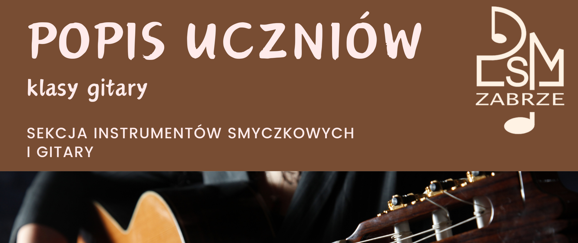 Plakat promujący popis uczniów sekcji instrumentów smyczkowych i gitary. Na brązowym tle u góry białe napisy, z prawej logo szkoły, w centralnej części znajduje się zbliżenie na grającego gitarzystę, podkreślające muzyczny charakter wydarzenia.