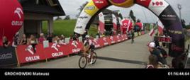 Na zdjęciu znajduje się Mateusz grochowski przekraczający linię mety