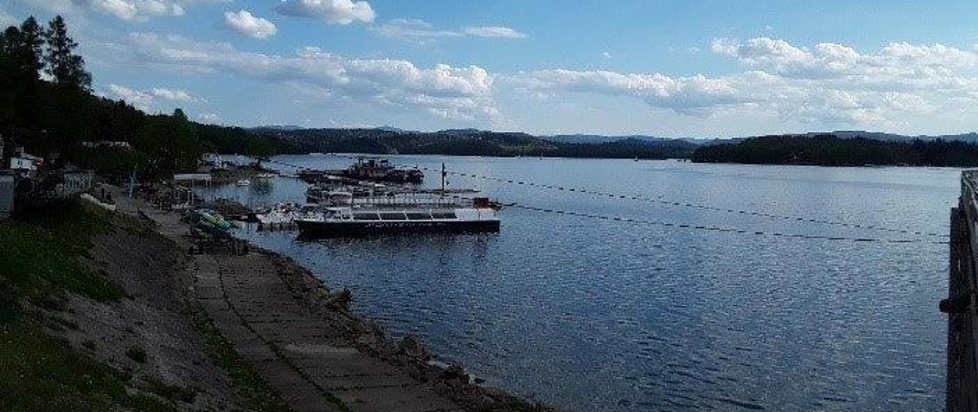 Widok wzdłuż linii brzegowej od Przystani Jawor do Zapory w Solinie