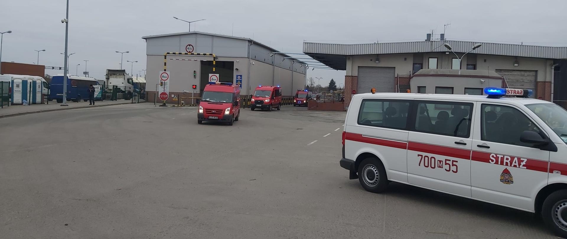 Działania strażaków, busy transportują uchodźców.