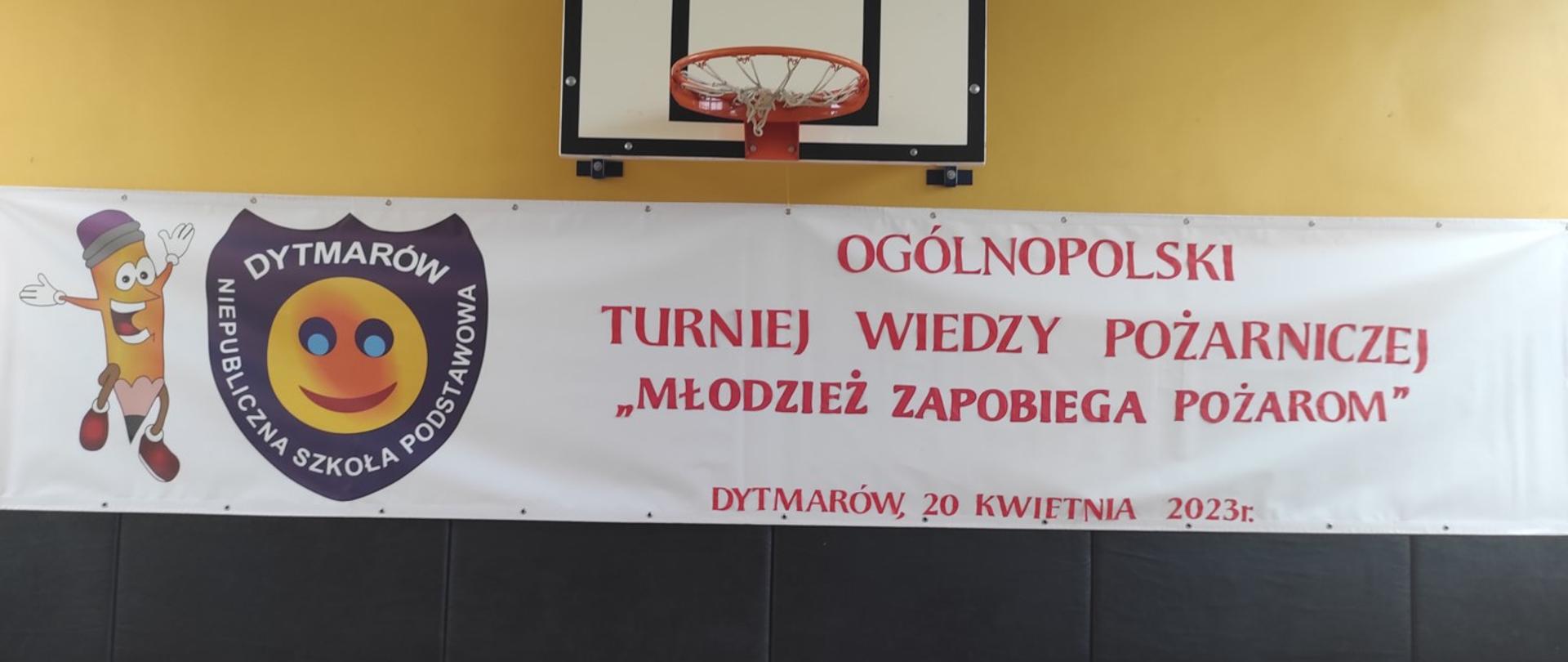 Zdjęcie baneru umieszczonego na ścianie Sali gimnastycznej. Na banerze napis: OGÓLNOPOLSKI TURNIEJ WIEDZY POŻARNICZEJ „MŁODZIEŻ ZAPOBIEGA POŻAROM” DYTMARÓW 20 KWIETNIA 2023 r.