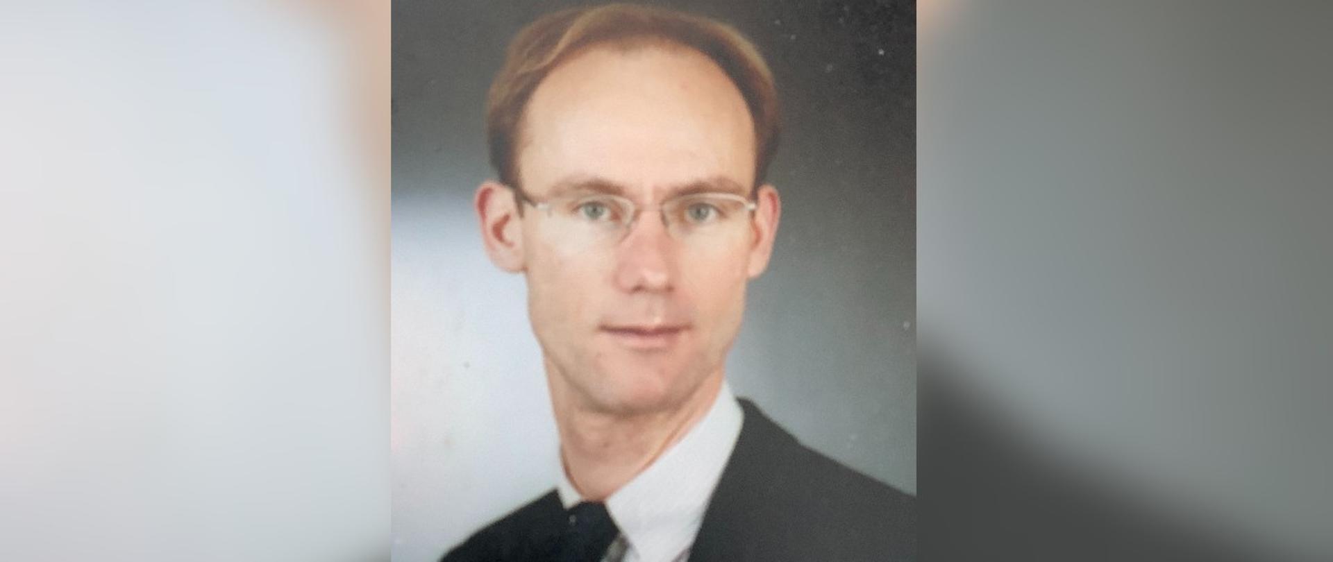 Elegancko ubrany mężczyzna pozuje do zdjęcia