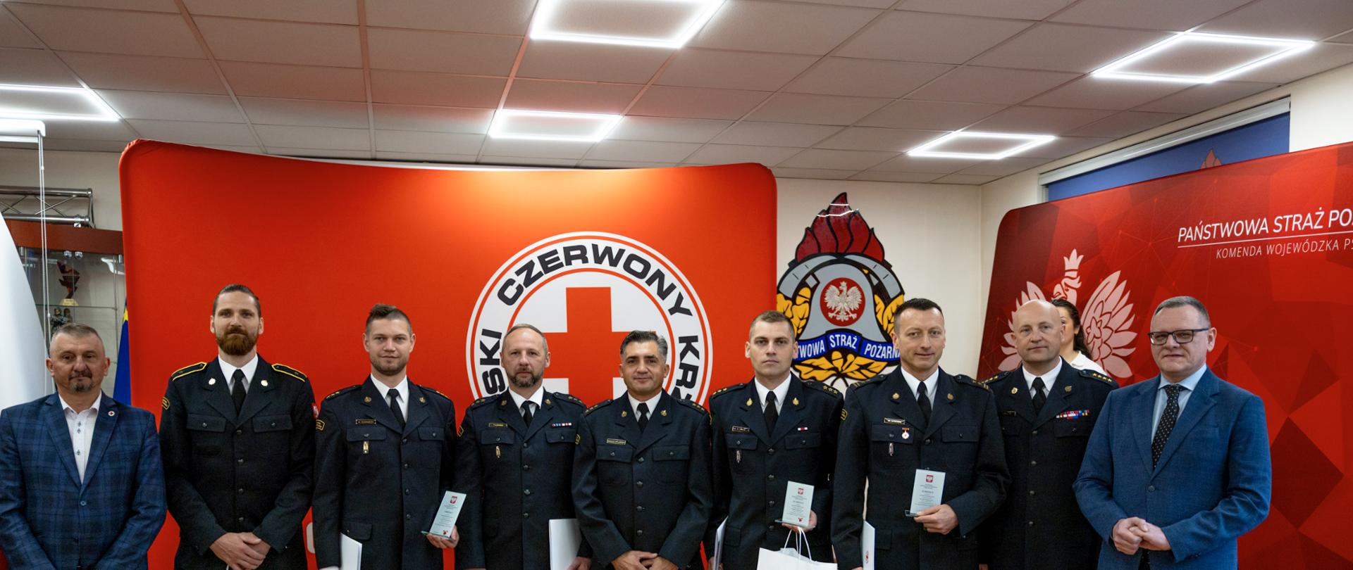Dyrektor Generalny Łódzkiego Urzędu Wojewódzkiego w Łodzi Marcin Szmaja i laureaci ogólnopolskiego Programu PCK „Ognisty Ratownik – Gorąca Krew”.