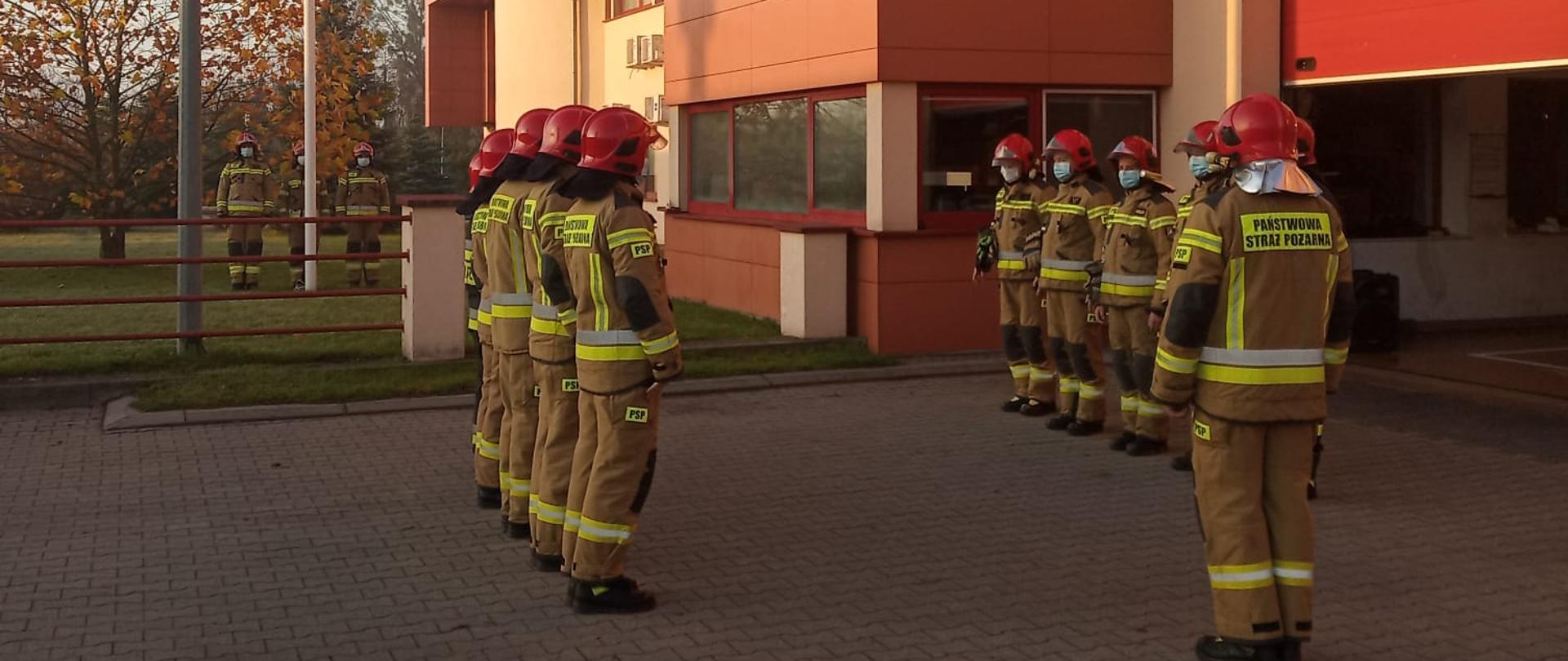 Zdjęcie przedstawia strażaków dwóch zmian służbowych z JRG Międzyrzecz podczas uroczystej zmiany służby z okazji Narodowego Święta Niepodległości