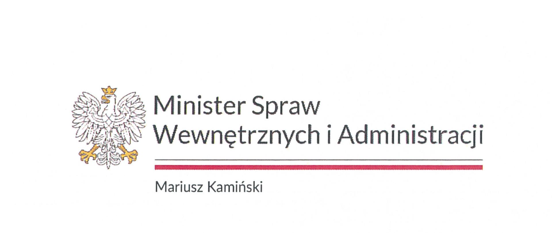 Po lewej stronie widoczny logotyp Godło Polski, obok napis Minister Spraw Wewnętrznych i Administracji, poniżej biało czerwona linia, poniżej Mariusz Kamiński.