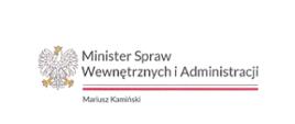 Po lewej stronie widoczny logotyp Godło Polski, obok napis Minister Spraw Wewnętrznych i Administracji, poniżej biało czerwona linia, poniżej Mariusz Kamiński.