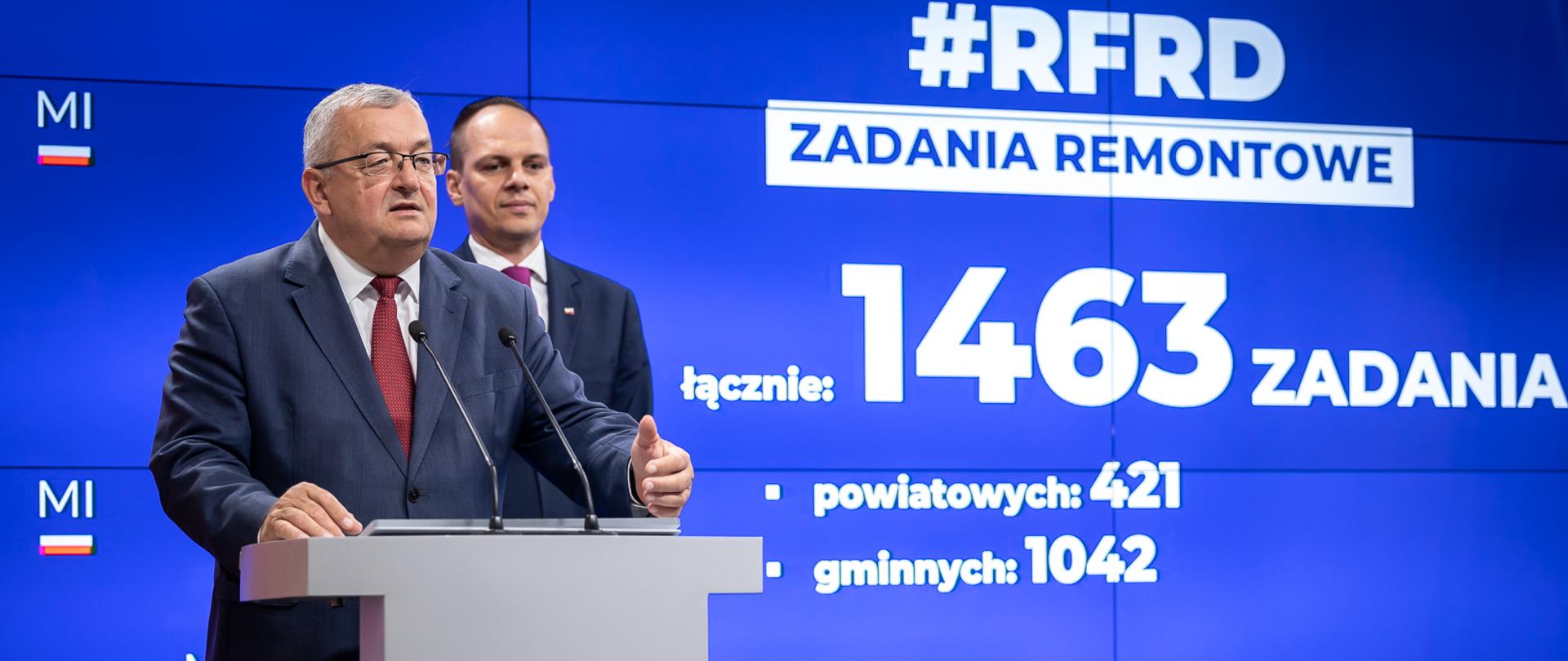 Minister infrastruktury Andrzej Adamczyk oraz wiceminister infrastruktury Rafał Weber podczas konferencji, której tematem były zadania remontowe przeznaczone do dofinansowania w ramach Rządowego Funduszu Rozwoju Dróg na 2023 rok.