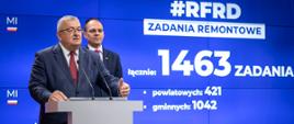 Minister infrastruktury Andrzej Adamczyk oraz wiceminister infrastruktury Rafał Weber podczas konferencji, której tematem były zadania remontowe przeznaczone do dofinansowania w ramach Rządowego Funduszu Rozwoju Dróg na 2023 rok.