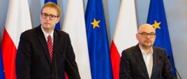 Podsekretarz stanu w Ministerstwie Finansów Jan Sarnowski oraz prezes Narodowego Funduszu Zdrowia Filip Nowak, podczas konferencji prasowej.