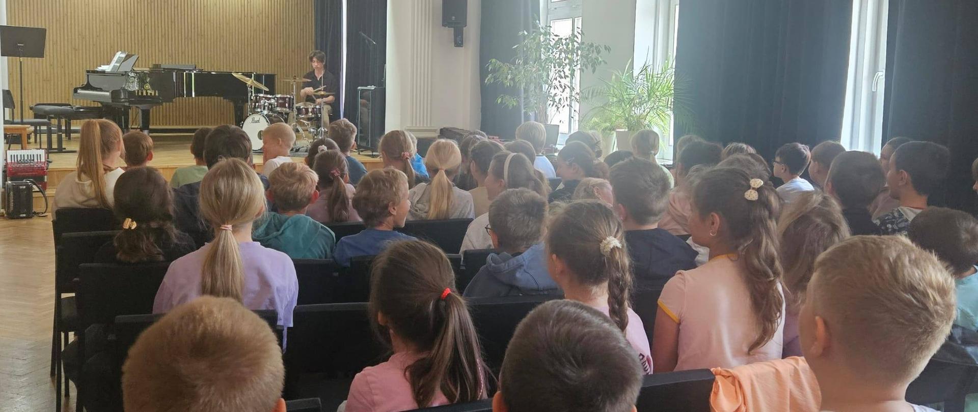 Galeria 11 zdjęć z audycji muzycznych dla dzieci zorganizowanych 5 maja 2026 roku w Państwowej Szkole Muzycznej I st. w Kłodzku. Fotografie przedstawiają młodych muzyków, prezentacje instrumentów oraz wspólną zabawę muzyką, zachęcając dzieci do zapisów do szkoły muzycznej.