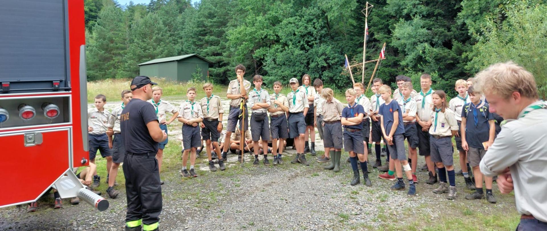 Spotkanie strażaków z PSP Limanowa z uczestnikami obozu harcerskiego w Pogorzanach