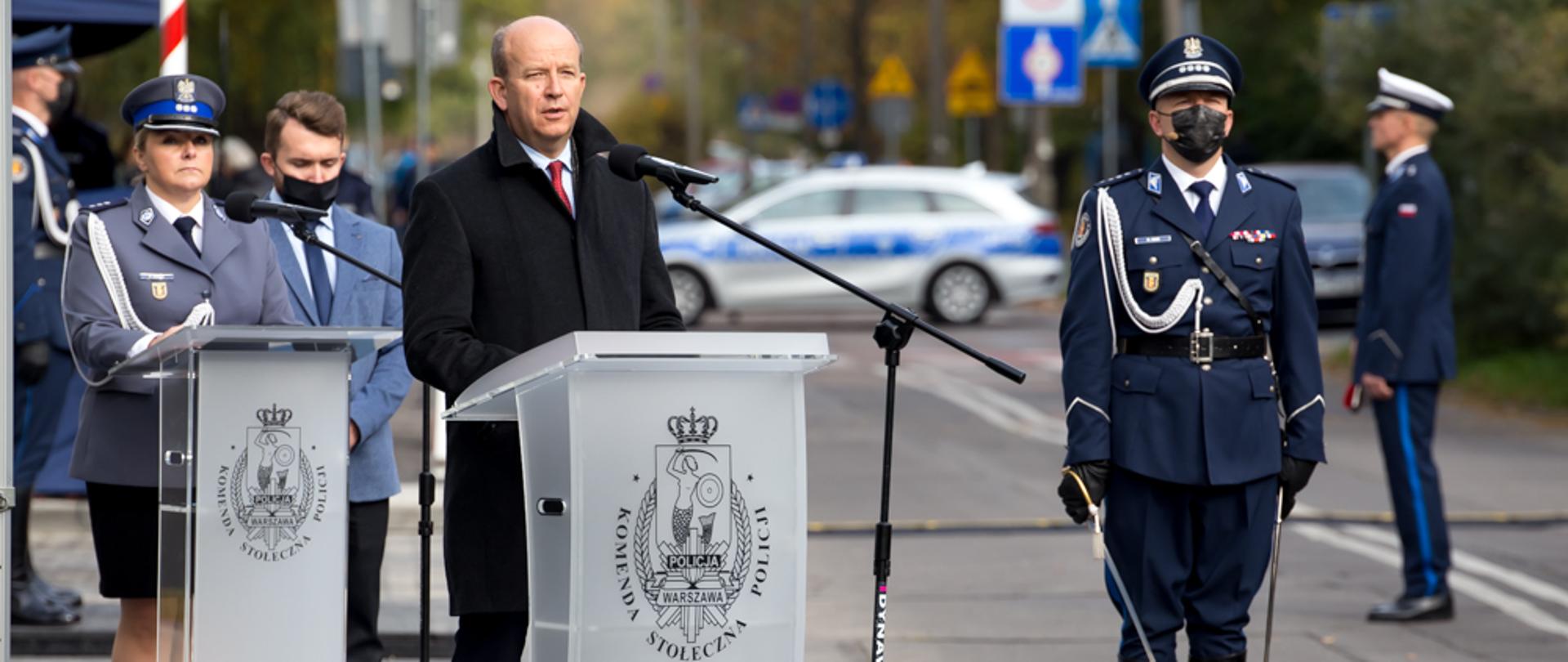 Na zdjęciu widoczny jest mężczyzna podczas wizytacji rozbudowanej siedziby Komendy Powiatowej Policji w Pruszkowie