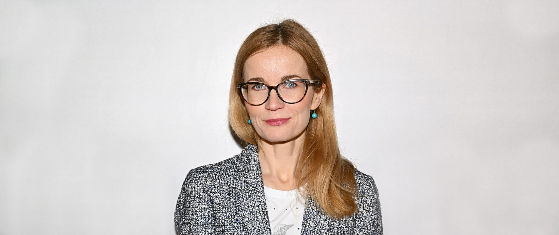 Członek Rady na szarym tle - Pani Paulina Roicka - Gruca