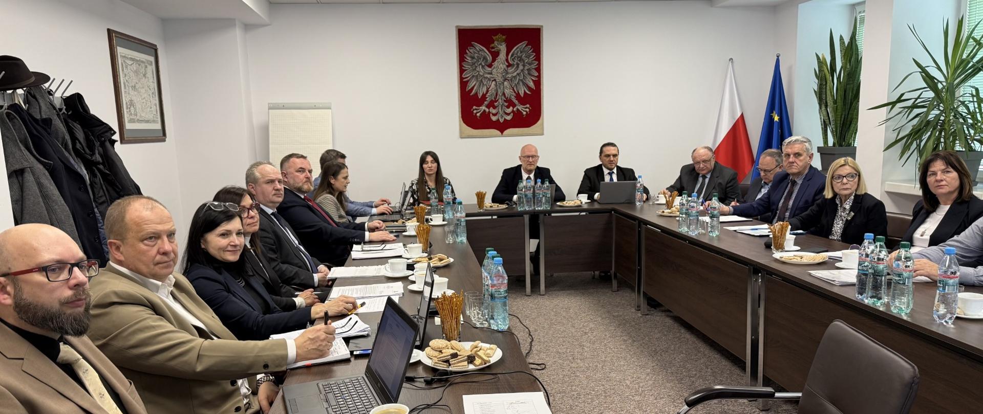 Zdjęcie przedstawia osoby obecne na spotkaniu Głównego Geodety Kraju z Wojewódzkimi Inspektorami Nadzoru Geodezyjnego i Kartograficznego