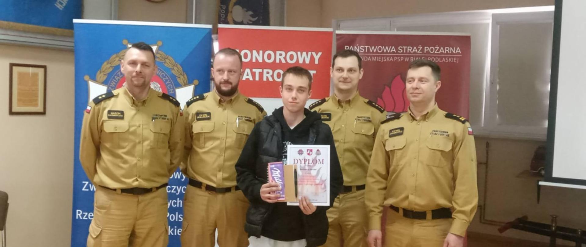 Uczeń ZSCRK z organizatorami konkursu 