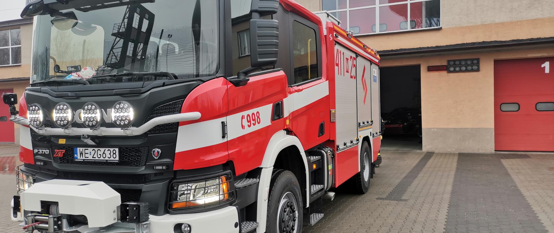 Na zdjęciu GCBA 5,1/36,3/4,9 SCANIA ciężki samochód ratowniczo – gaśniczy, zabudowa firmy Szczęśniak, auto posiada zbiornik z 5065 l wody, zbiornik na środek pianotwórczy o pojemności 560 l. Pojazd został wyposażony w autopompę o wydajności 3630 l/min przy 8 bar oraz wydajność wysokiego ciśnienia 490l/min przy 40 bar, silnik SCANIA o mocy 370KM, skrzynia biegów automatyczna, napęd 4x4.