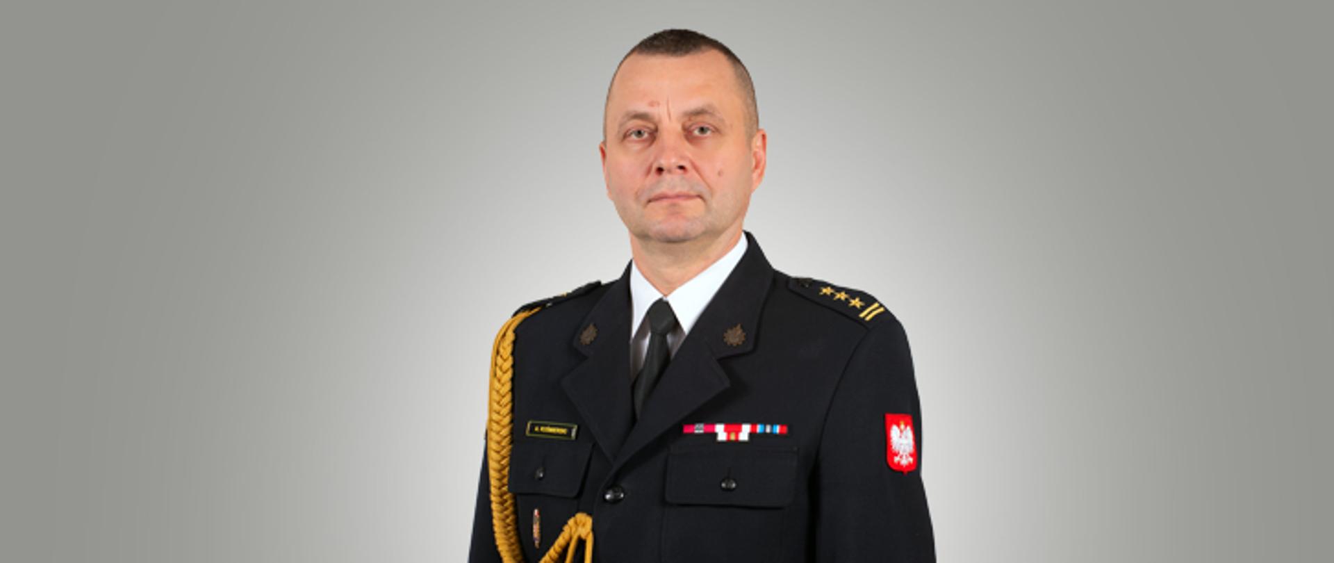 Zastępca Opolskiego Komendanta Wojewódzkiego PSP st. bryg. Arkadiusz KUŚMIERSKI w mundurze galowym.