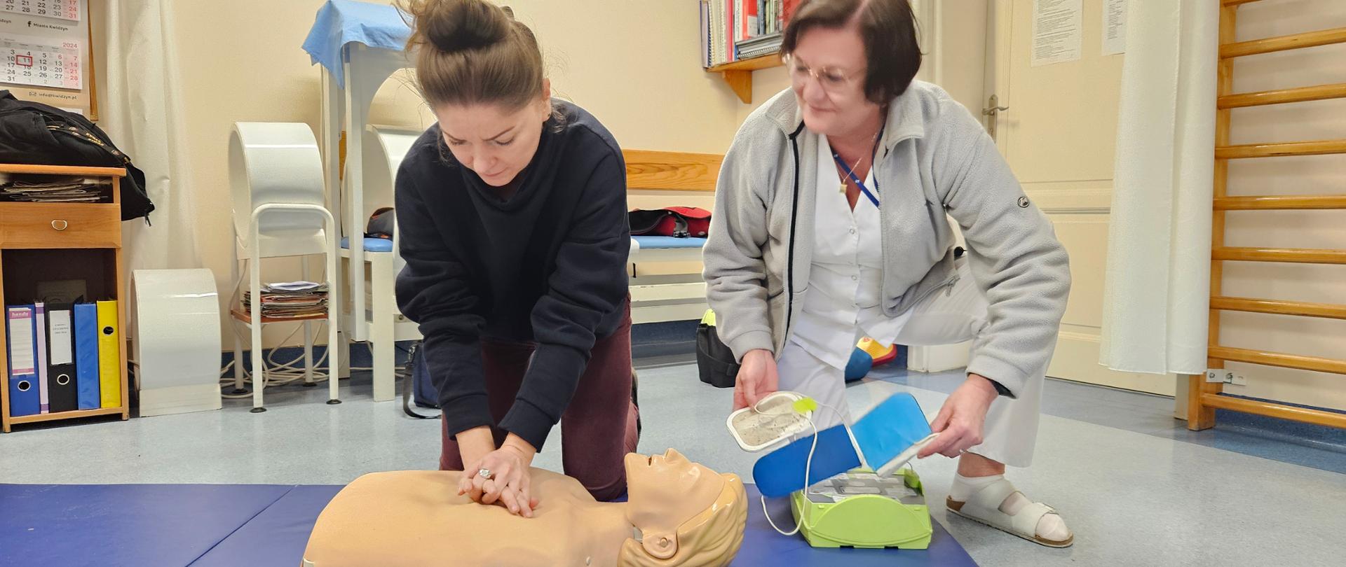 Pracownicy WTZ podczas ćwiczeń z zakresu pierwszej pomocy