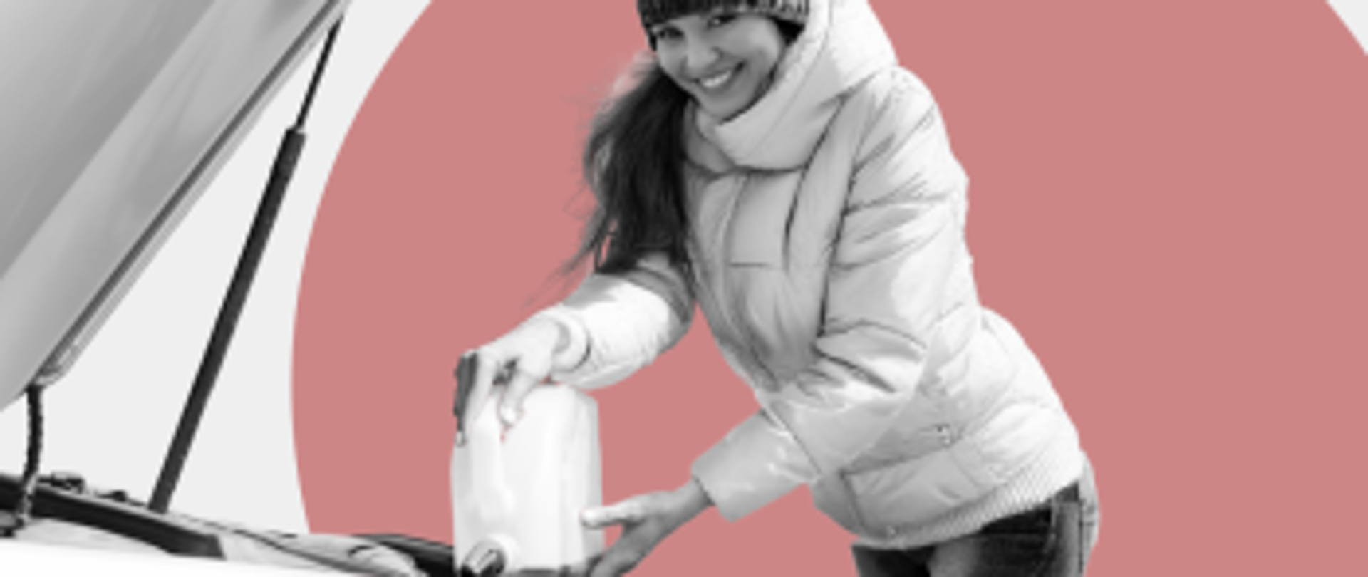 Kobieta wlewająca płyn do zbiornika w samochodzie, który ma podniesioną maskę. 