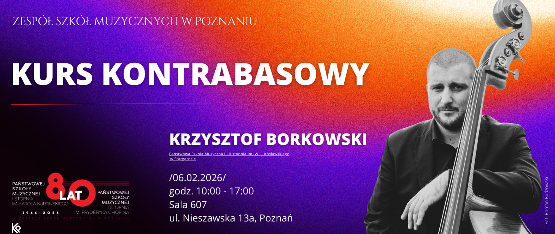 Plakat informujący o kursie kontrabasowym w Zespole Szkół Muzycznych w Poznaniu. Na grafice widoczny muzyk z kontrabasem oraz napisy: Krzysztof Borkowski – Państwowa Szkoła Muzyczna I i II stopnia im. W. Lutosławskiego w Stargardzie. Kurs kontrabasowy odbędzie się 6 lutego 2026 roku w godzinach 10:00–17:00, sala 607, ul. Nieszawska 13a w Poznaniu. Plakat jubileuszowy 80-lecia szkół muzycznych.