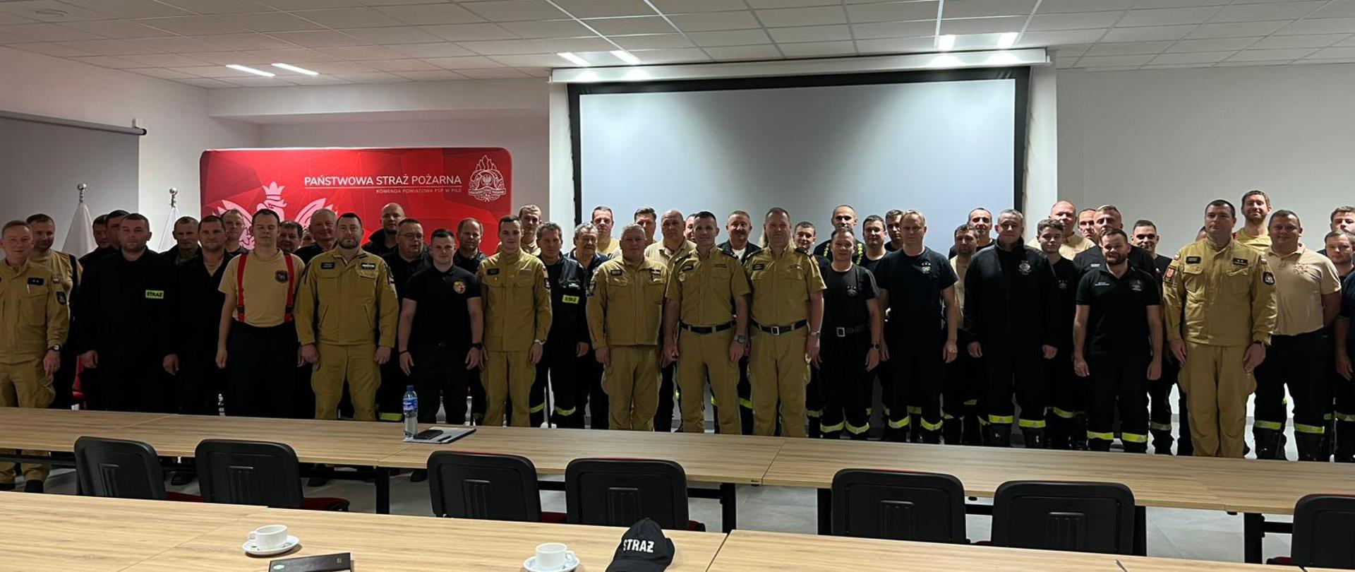 Na zdjęciu widać strażaków, podczas wspólnej odprawy operacyjno-szkoleniowej. 