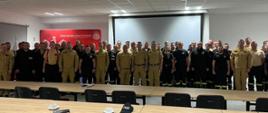 Na zdjęciu widać strażaków, podczas wspólnej odprawy operacyjno-szkoleniowej. 