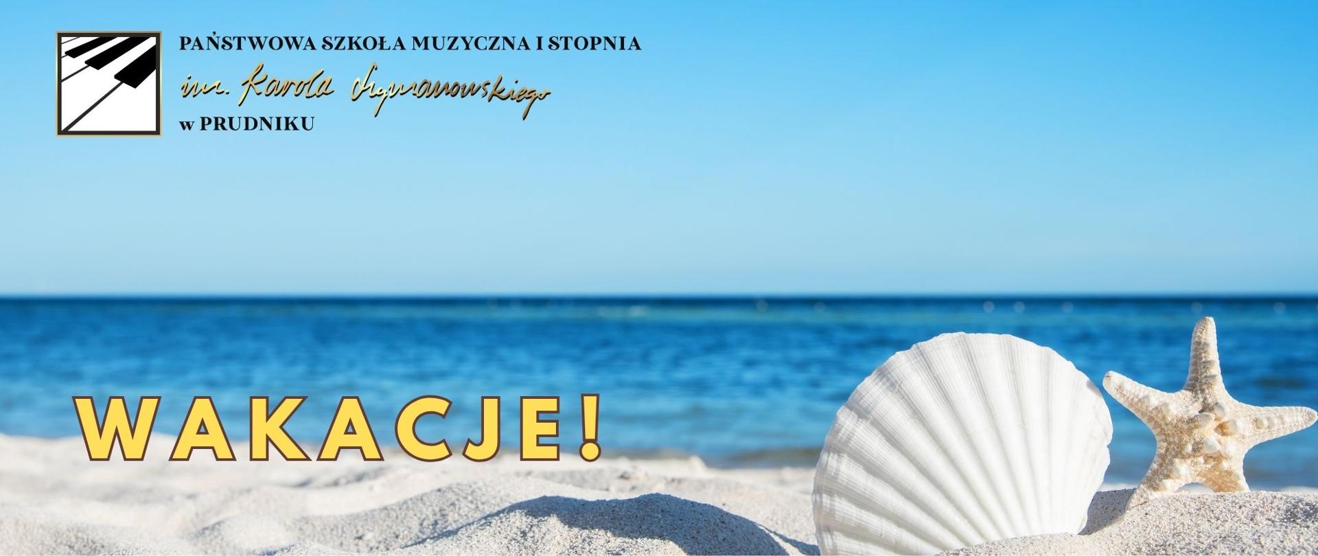 Baner z napisem Wakacje. Tło stanowi grafika przedstawiająca piaszczystą plażę oraz muszle. W lewym górnym rogu logo szkoły.