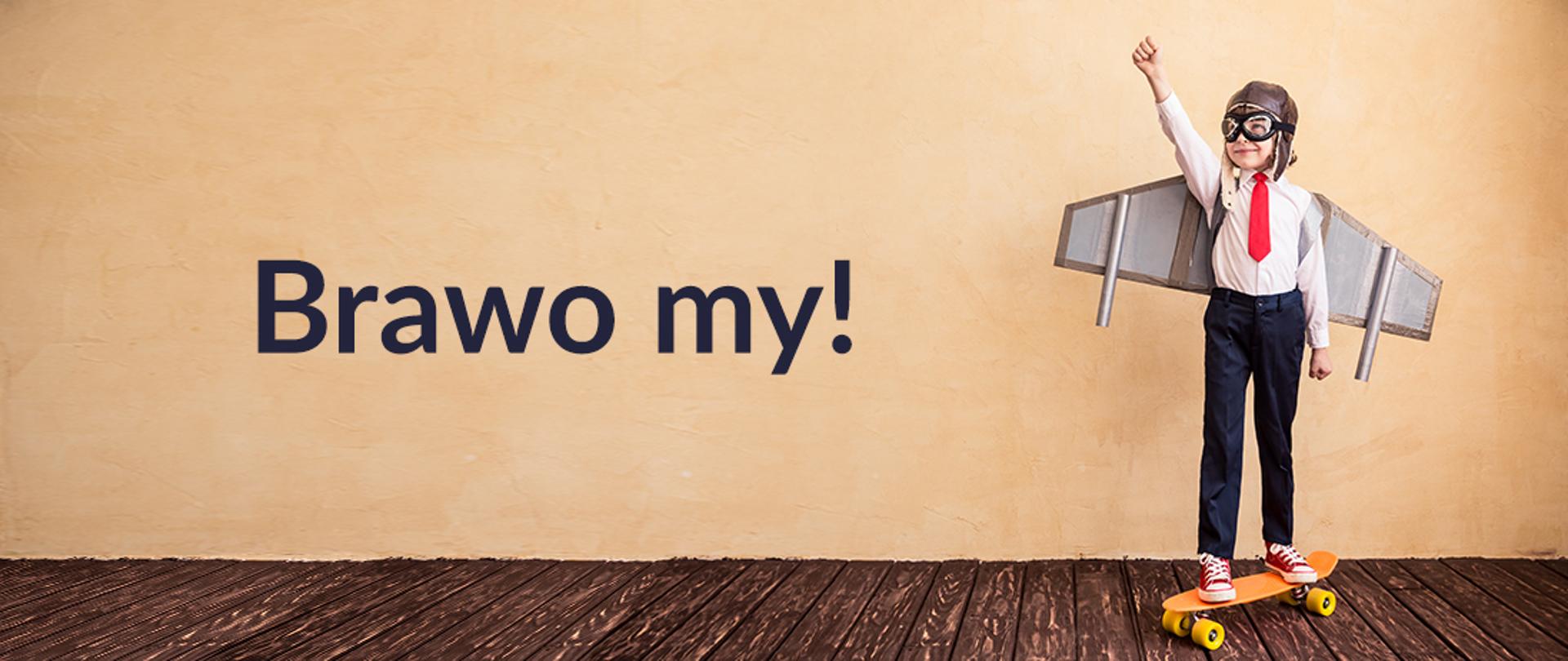 Baner z napisem: Brawo my! Zdjęcie młodego chłopca z gestem zwycięstwa (prawa ręka uniesiona do góry).