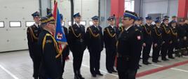 Moment składania meldunku Kujawsko - pomorskiemu komendantowi Wojewódzkiemu PSP przed dowódcę uroczystości podczas uroczystej zbiórki