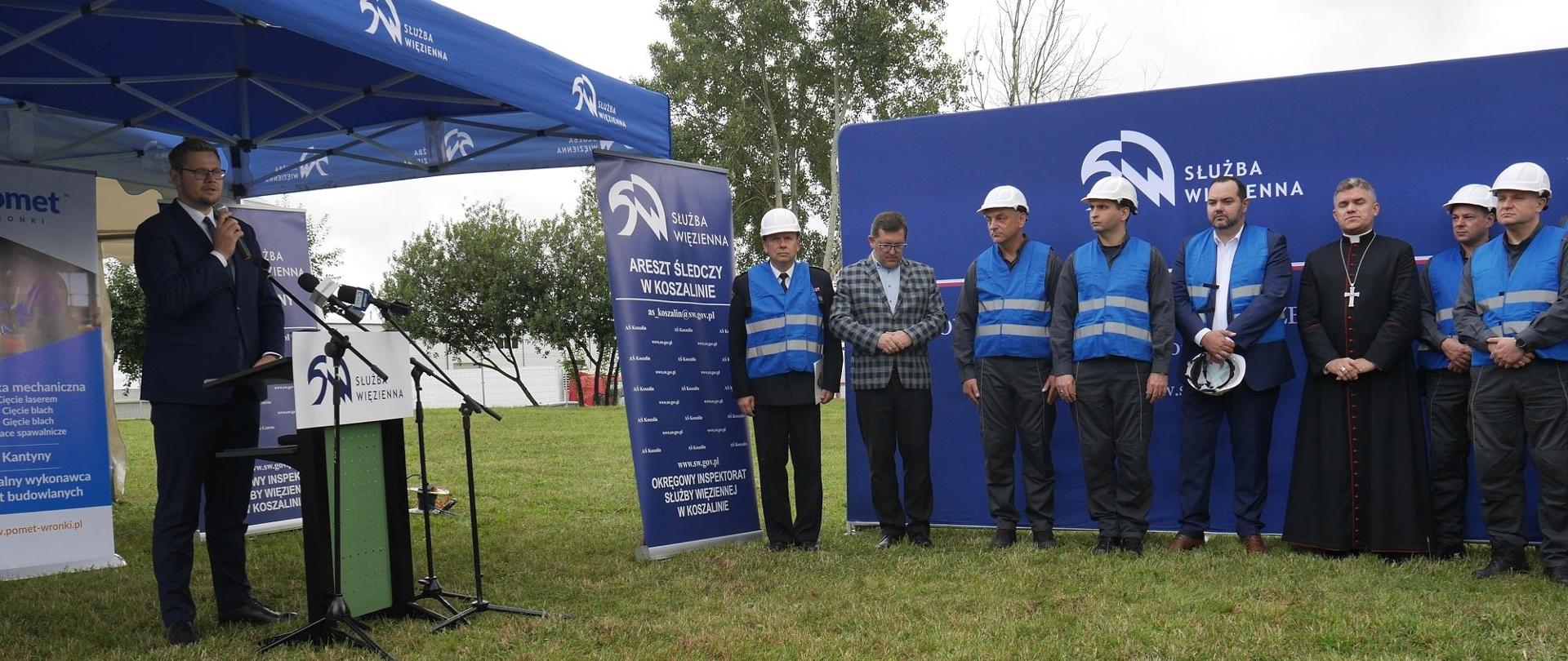 Uroczystość na placu budowy przed Oddziałem Zewnętrznym Aresztu Śledczego w Koszalinie.