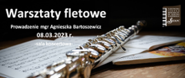 Plakat warsztatów fletowych. Tłem jest otwarta książka z nutami oraz flet, z lewej strony napis: warsztaty fletowe, prowadzenie mgr Agnieszka Bartoszewicz, data 08.03.2023 r., sala koncertowa. W prawym górnym rogu widnieje logo Państwowej Szkoły Muzycznej I st. w Sierpcu. 