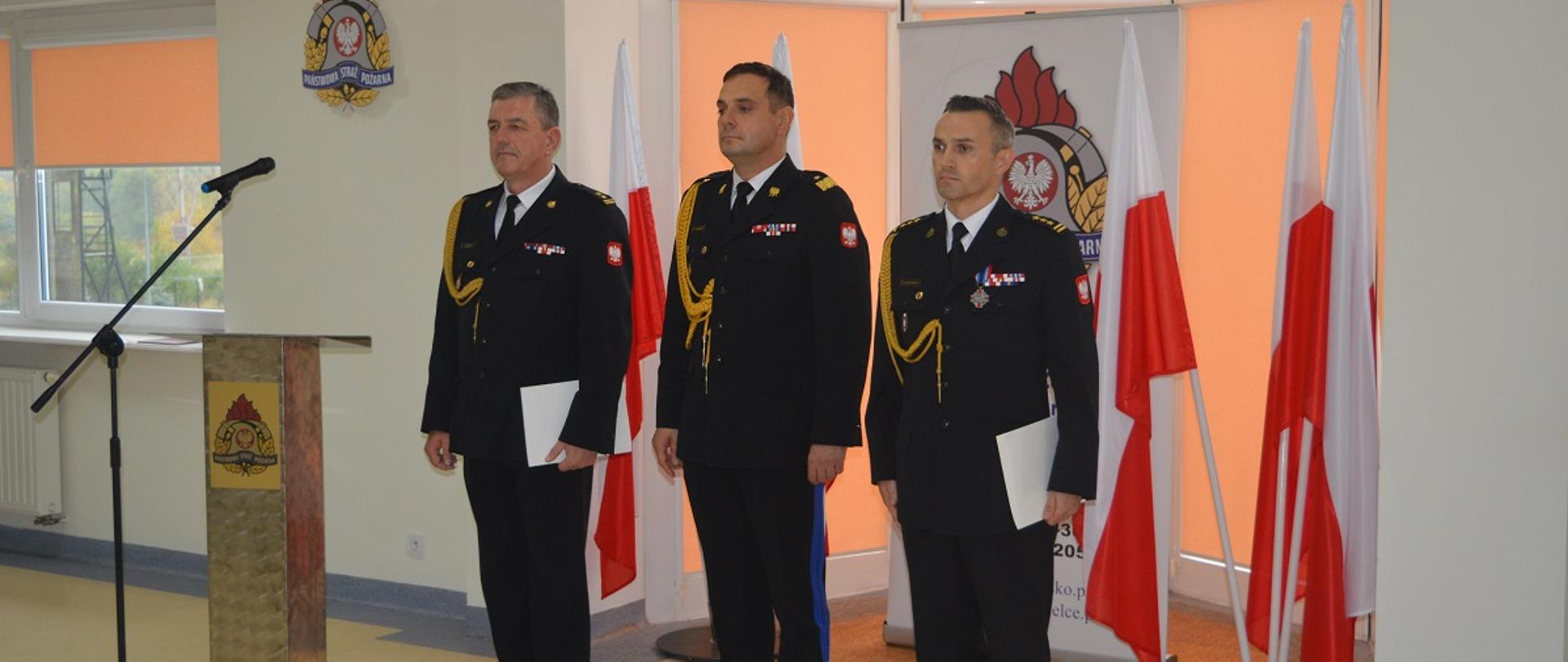 Zdjęcie przedstawiające oficerów straży pożarnej podczas uroczystej zbiórki.