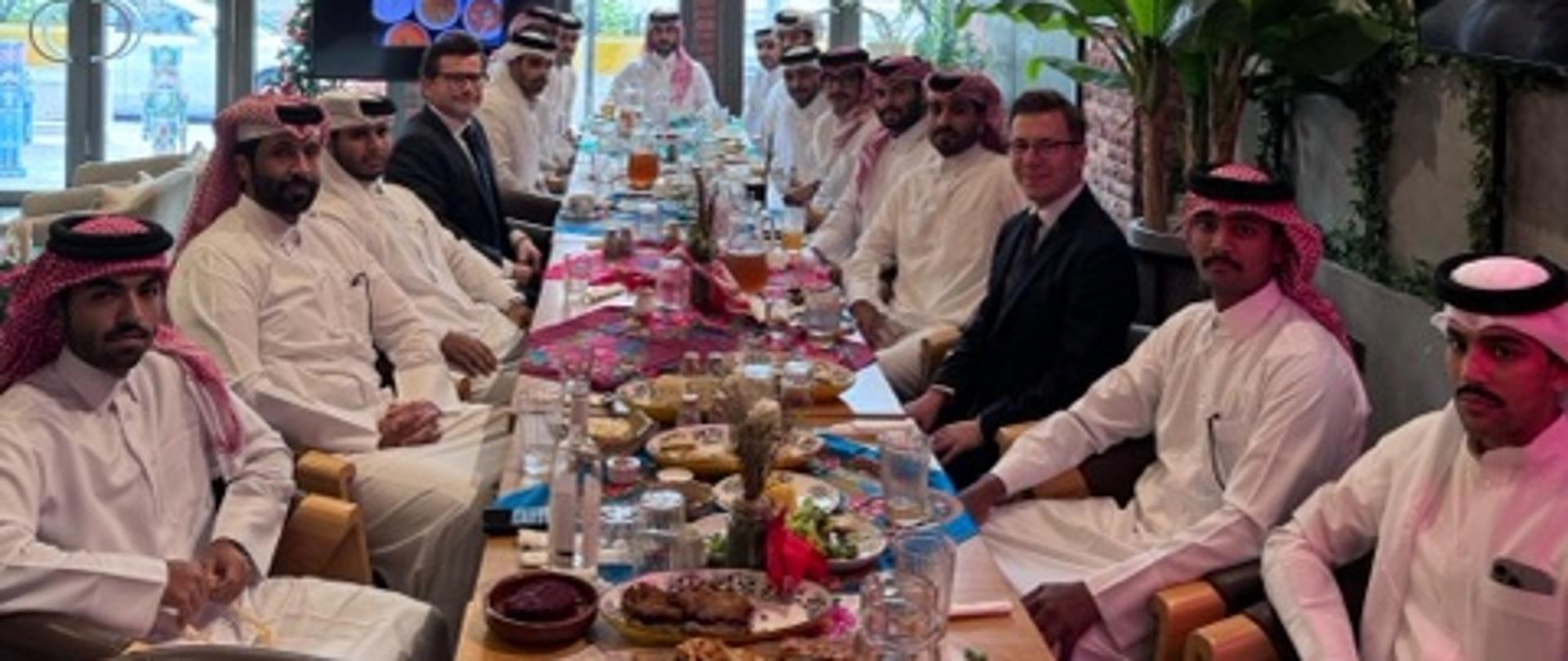 Zdjęcie przedstawia Ambasadora z kadetami