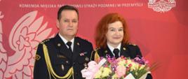 Na zdjęciu komendant miejski PSP oraz funkcjonariusz odchodzący na zaopatrzenie emerytalne