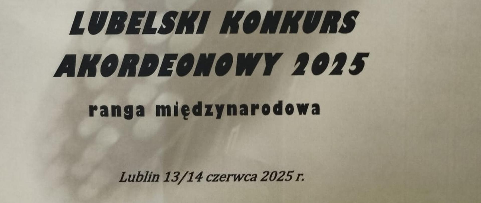 Szary plakat, czarne litery