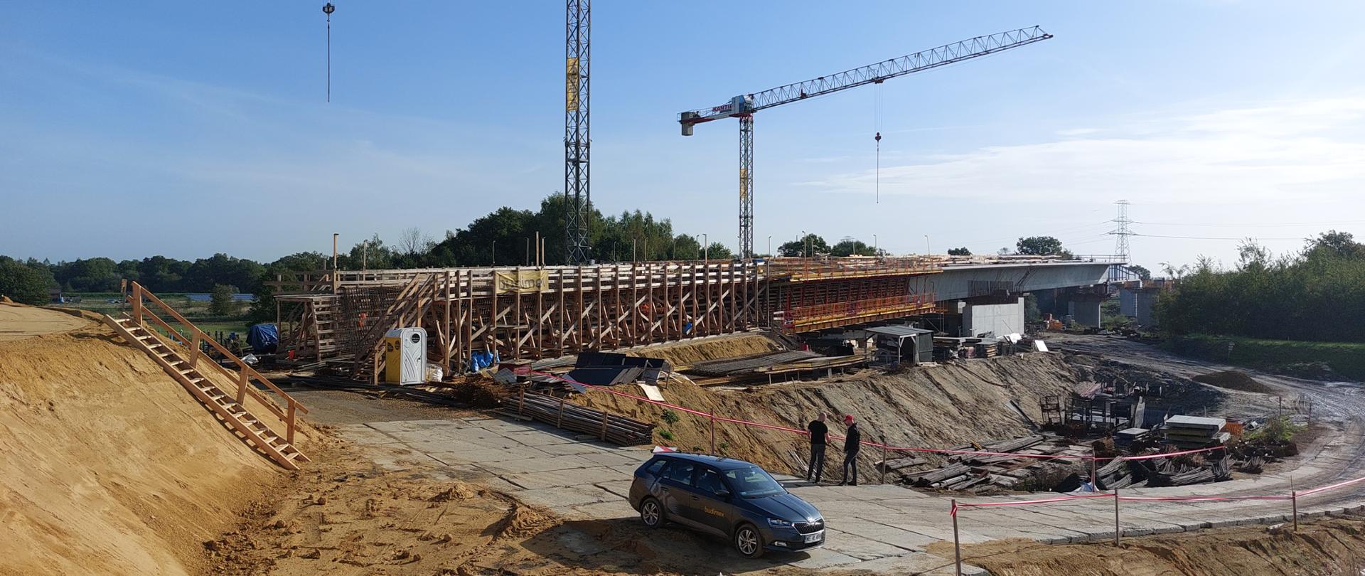 budowa obwodnicy Oświęcimia, most nad Wisłą - most budowy w technologii nasuwu, widoczny szalunek początkowego segmentu i kilka segmentów nasuniętych na podpory