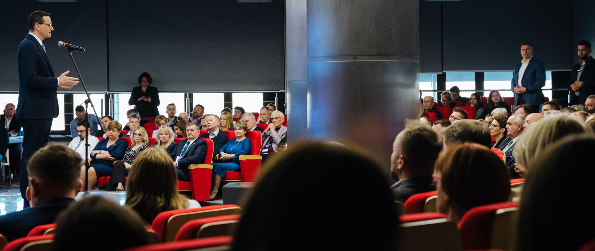 Premier przemawia podczas kongresu.