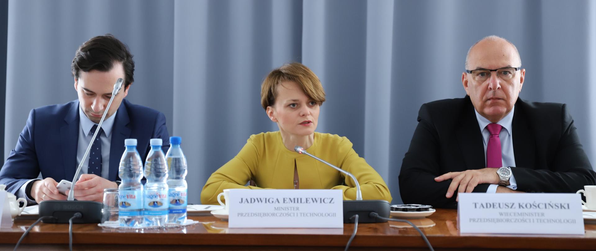 Od lewej: Dominik Wójcicki, Jadwiga Emilewicz, Tadeusz Kościński