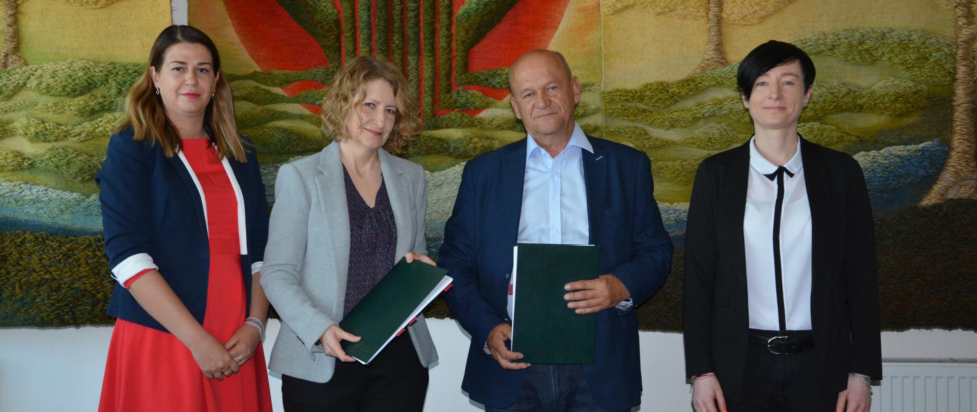 Dzięki pomocy finansowej z NFOŚiGW Legnickie Przedsiębiorstwo Wodociągów i Kanalizacji S.A. przeprowadzi inwestycję rozbudowy i modernizacji części biologicznej lokalnej oczyszczalni ścieków.
Głównym celem będzie utrzymanie jakości ścieków oczyszczonych na odpowiednim poziomie wymaganym prawem polskim i unijnym oraz zapewnienie stabilnej i bezawaryjnej pracy oczyszczalni nawet przy nagle i intensywnie zmieniających się warunkach pogodowych.
