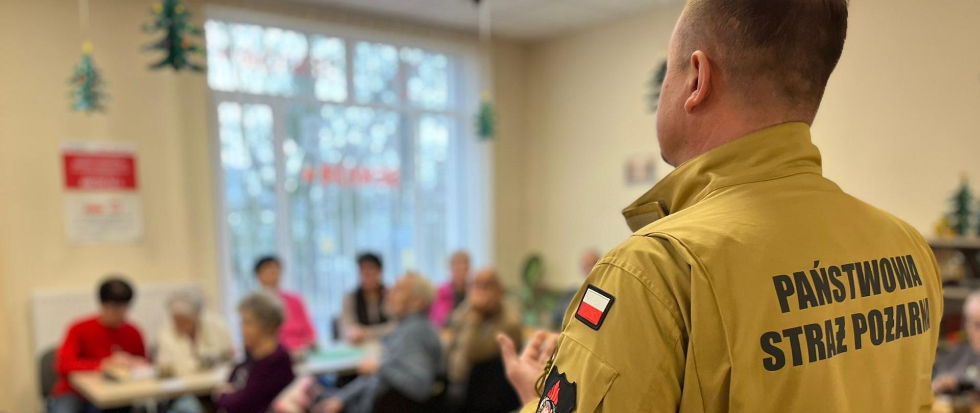 Strażak podczas prelekcji dla seniorów
