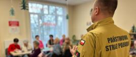 Strażak podczas prelekcji dla seniorów